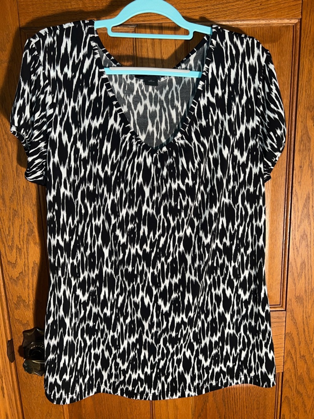 Black & White V-Neck Short Sleeve Top